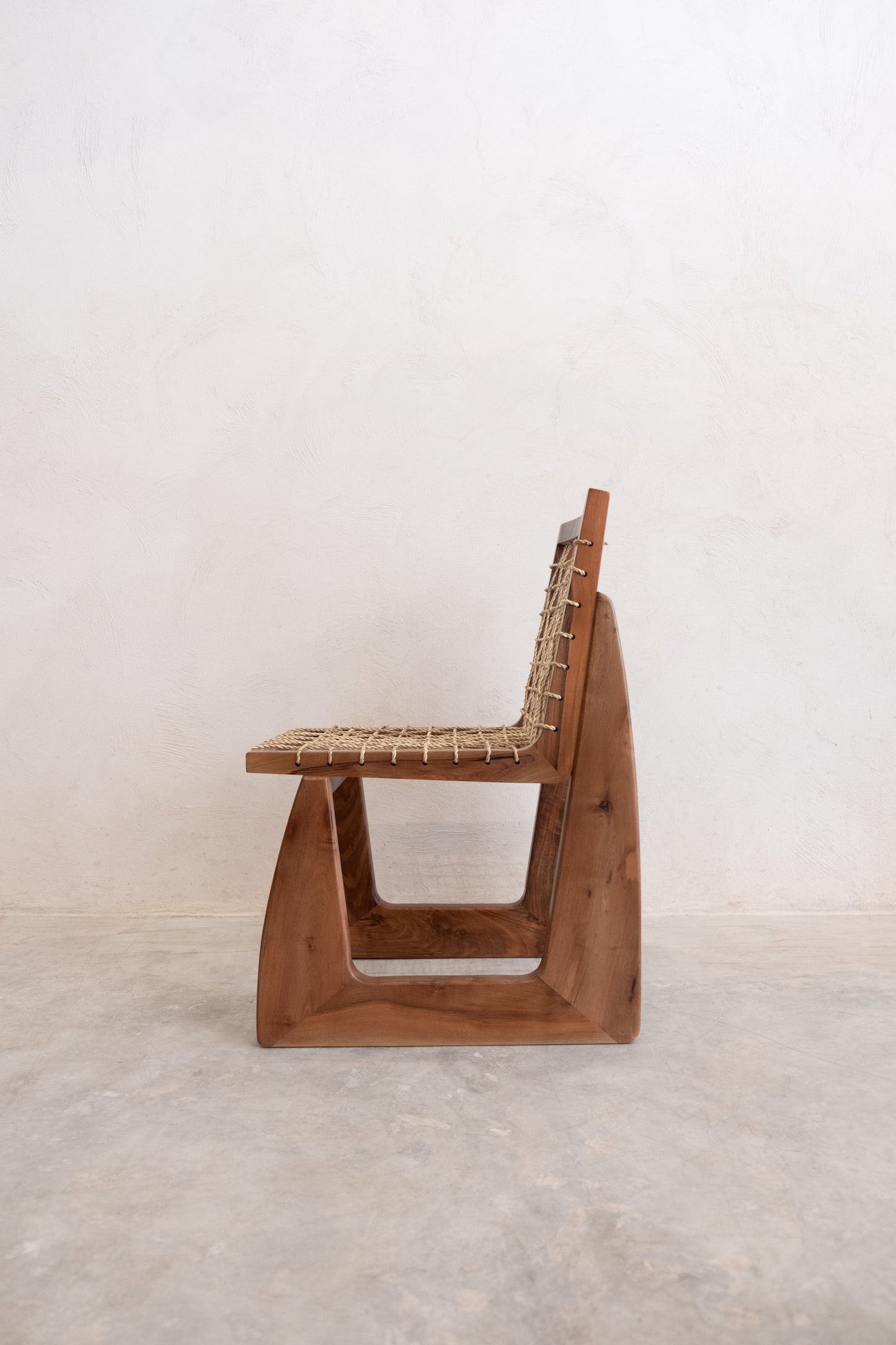 Chaise en Bois de Noyer – Élégance Naturelle et Intemporelle