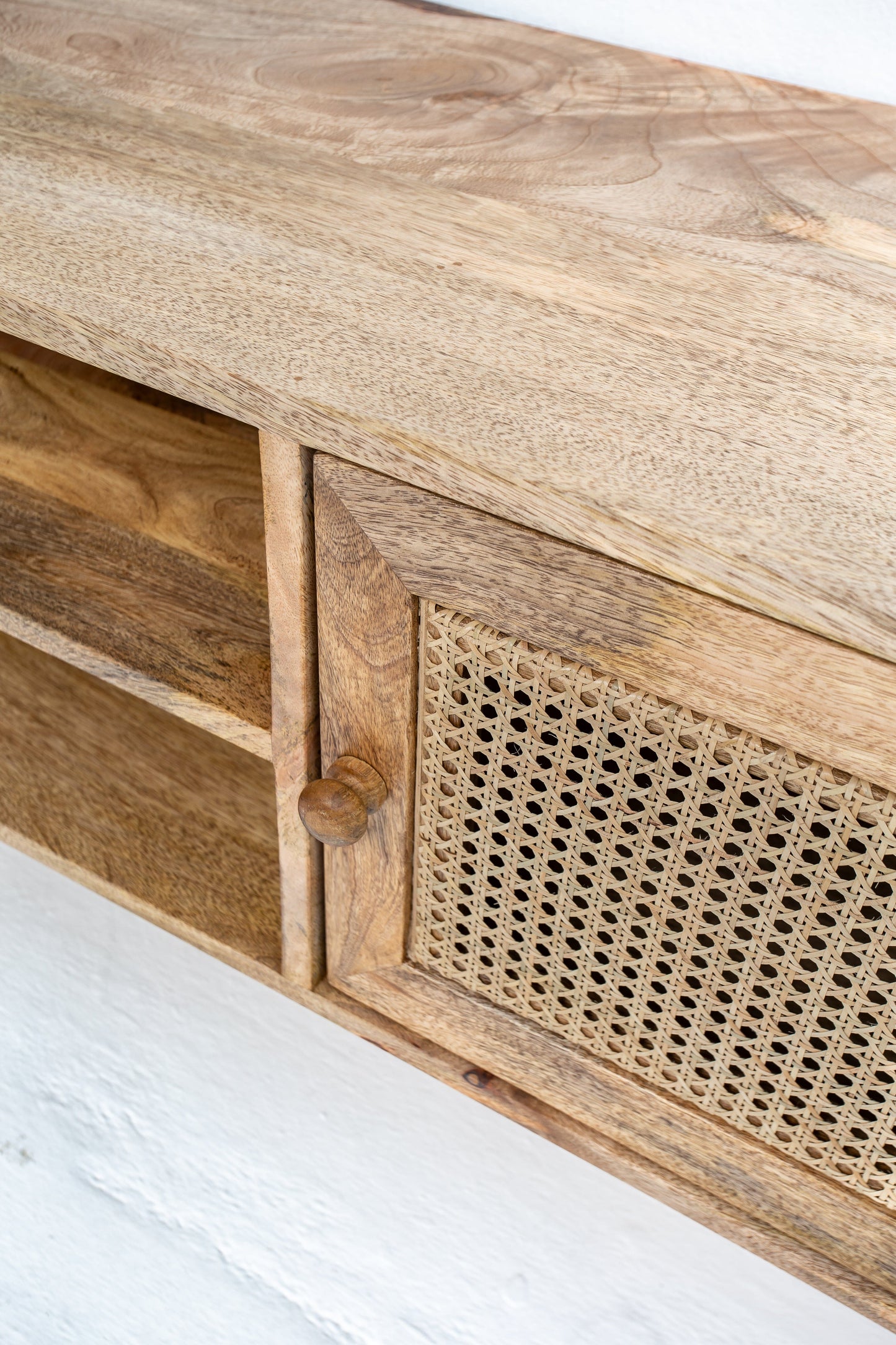 Meuble TV en Noyer Massif et Cannage - Design Personnalisable