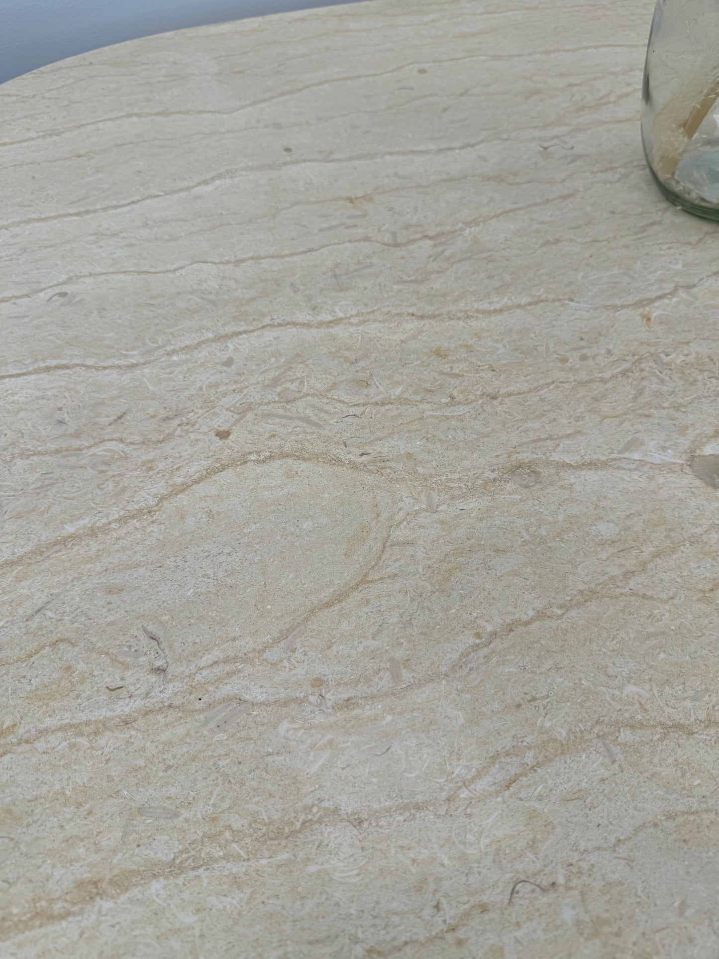 Table Basse en Travertin – Élégance Naturelle et Intemporelle