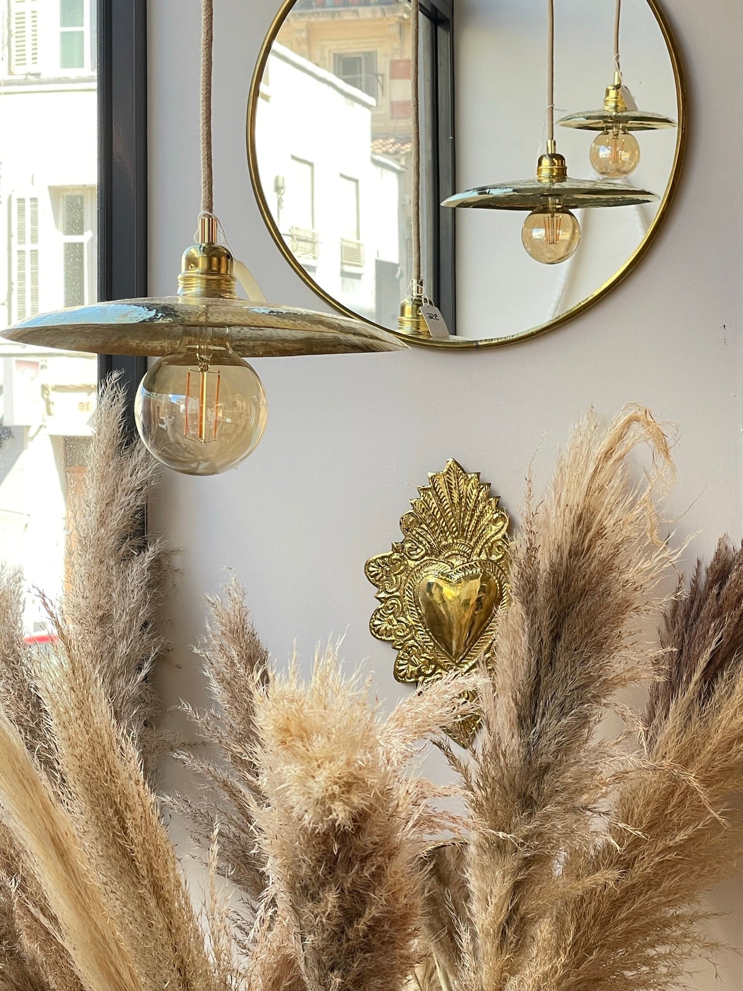 Suspension en Laiton Martelé – Élégance et Raffinement