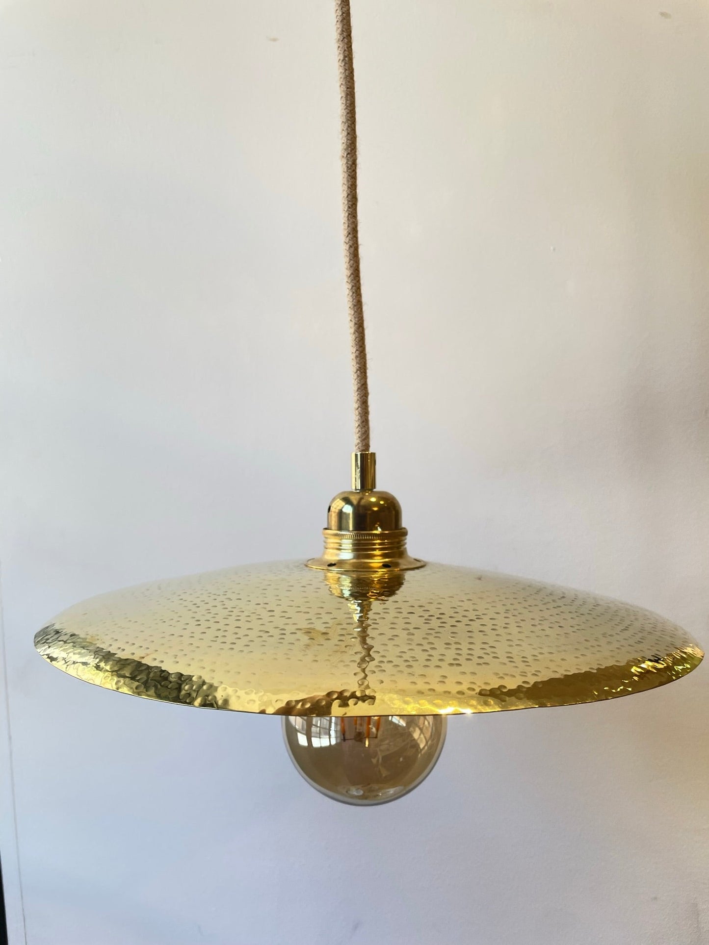 Suspension en Laiton Martelé – Élégance et Raffinement