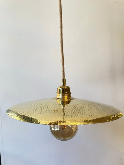 Suspension en Laiton Martelé – Élégance et Raffinement