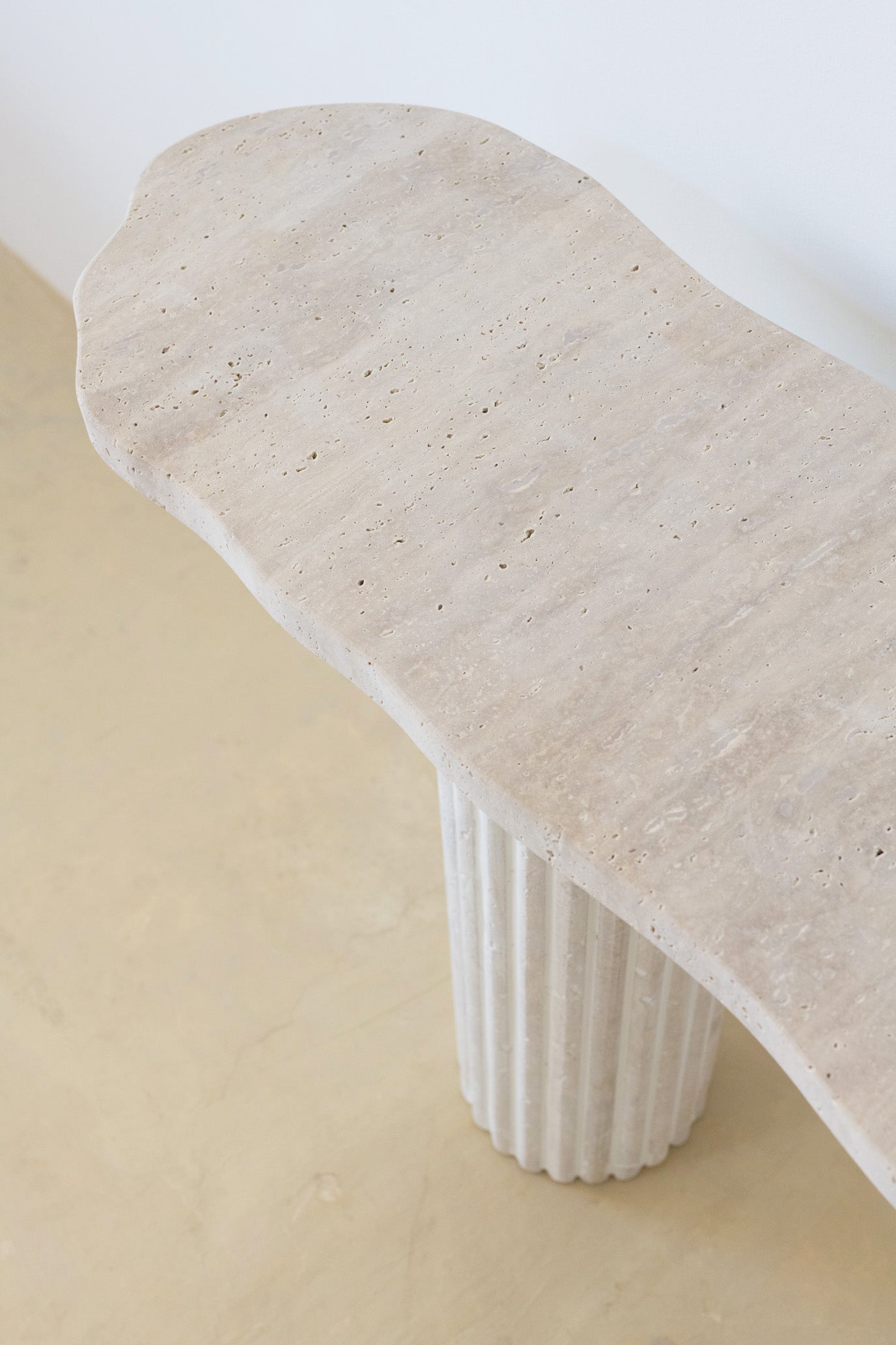 Console en Travertin avec Pieds Striés