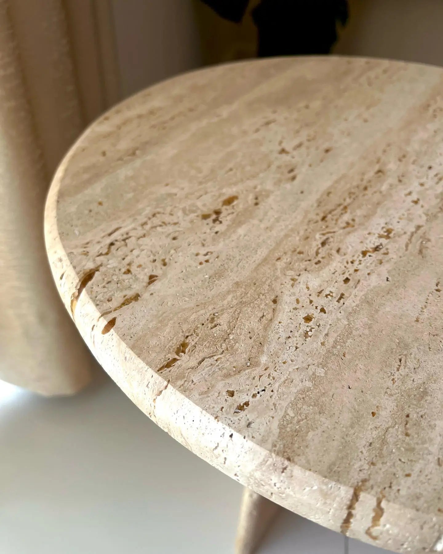 Table d'appoint en travertin Magnifis