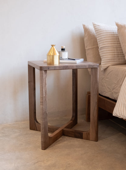 Petite Table Carrée en Bois de Noyer – Élégance Naturelle