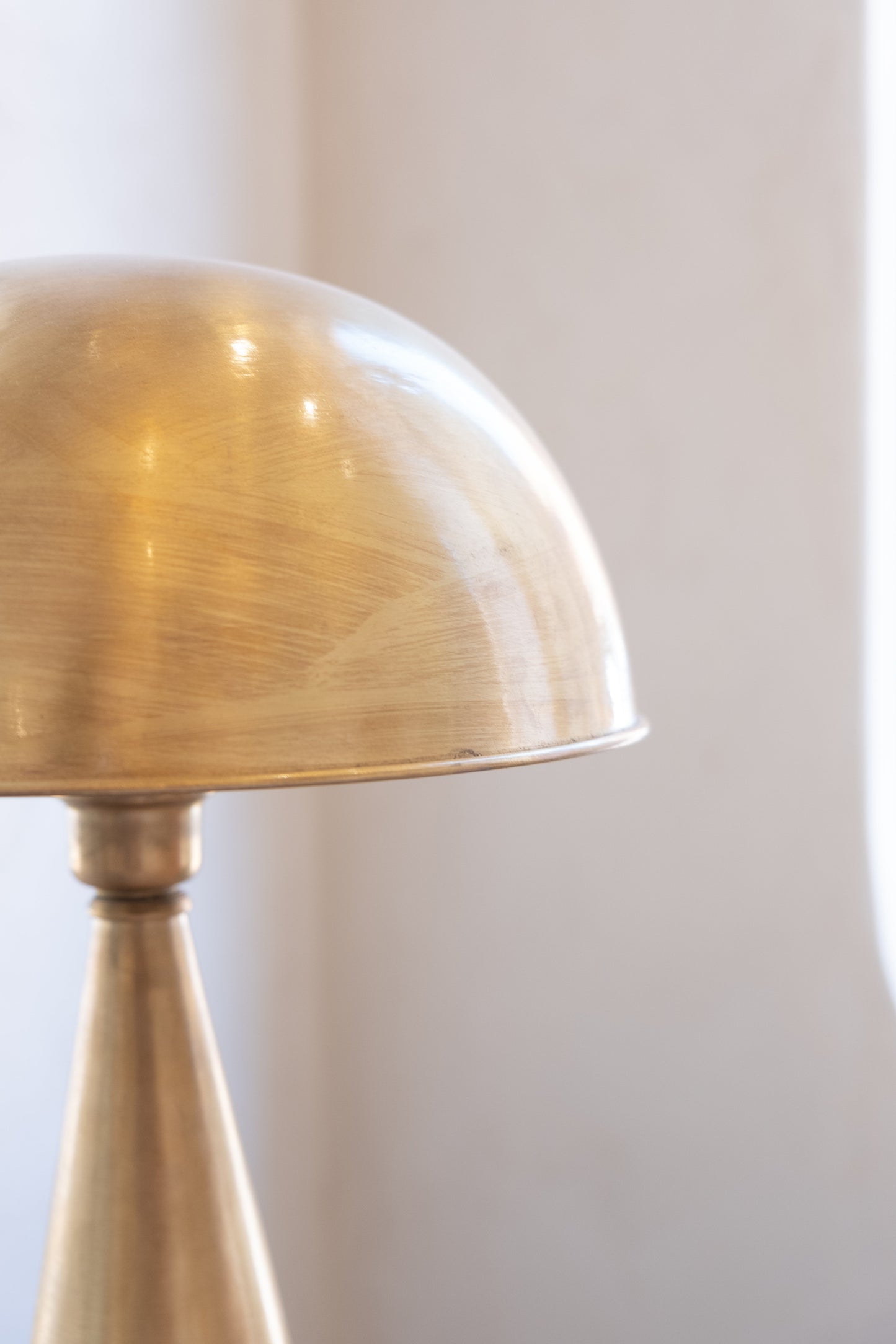 Lampe de Table en Laiton – Élégance et Lumière Intemporelle