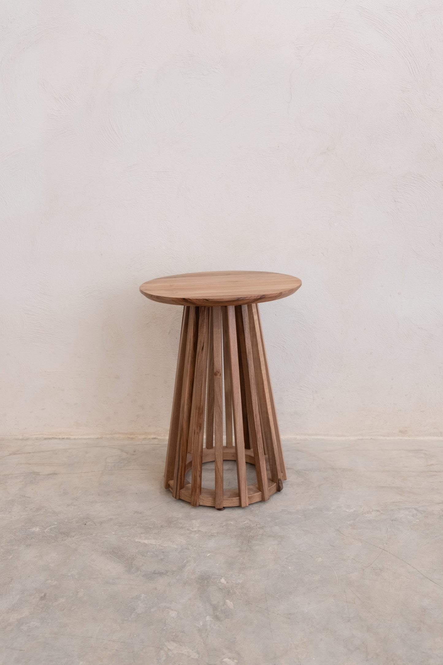 Table d’Appoint Ronde en Noyer – Élégance et Praticité