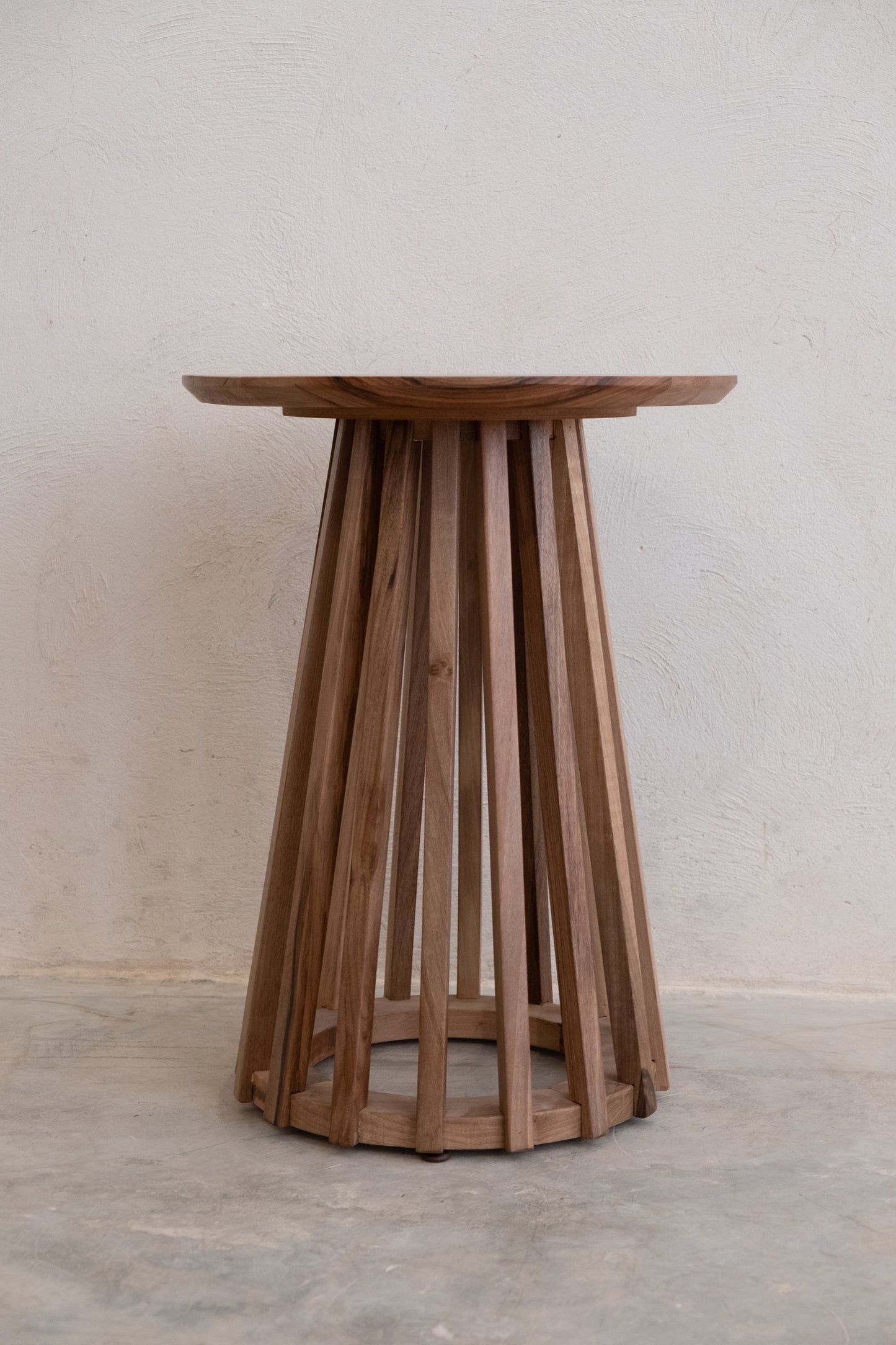 Table d’Appoint Ronde en Noyer – Élégance et Praticité