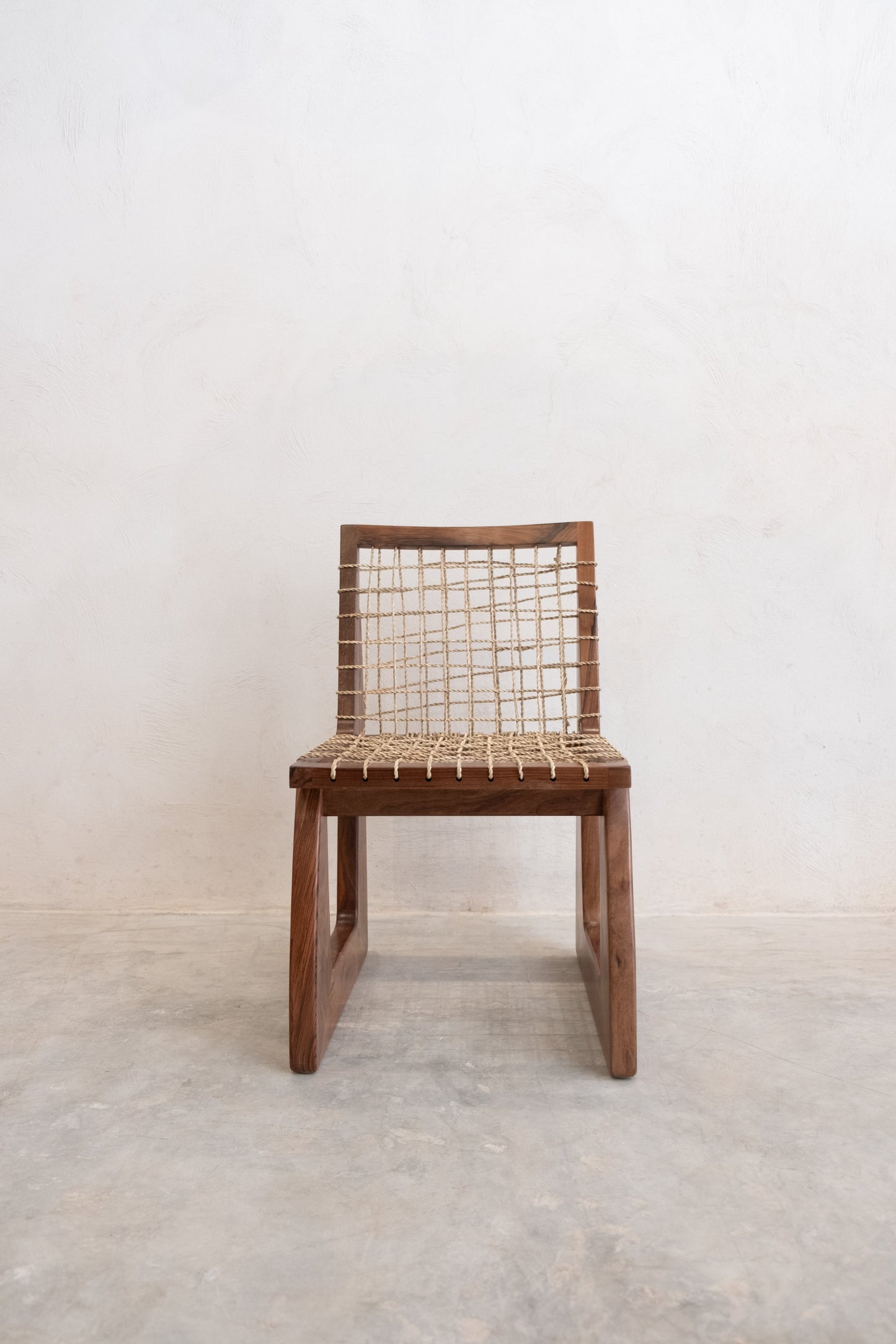 Chaise en Bois de Noyer – Élégance Naturelle et Intemporelle