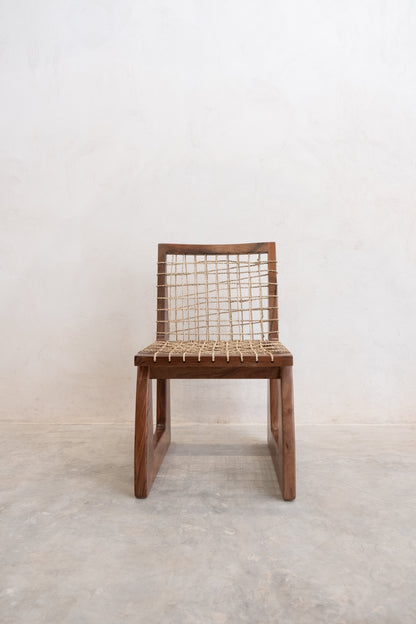 Chaise en Bois de Noyer – Élégance Naturelle et Intemporelle