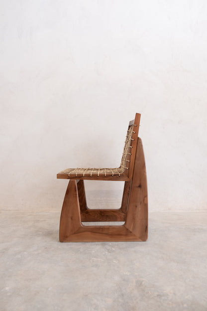 Chaise en Bois de Noyer – Élégance Naturelle et Intemporelle