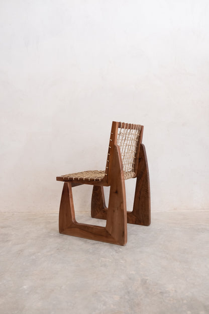 Chaise en Bois de Noyer – Élégance Naturelle et Intemporelle