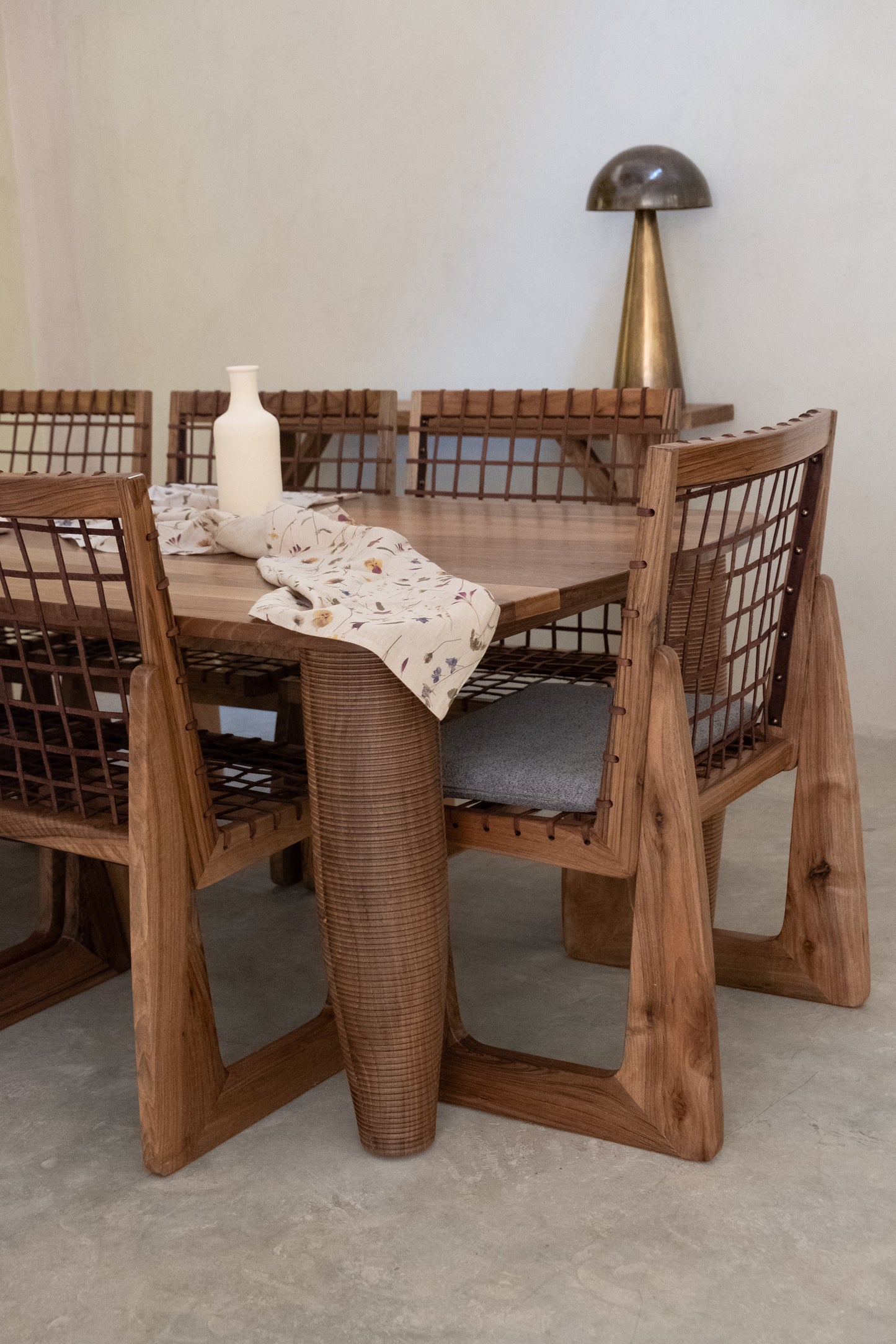 Table Rectangulaire en Noyer – Élégance et Intemporalité